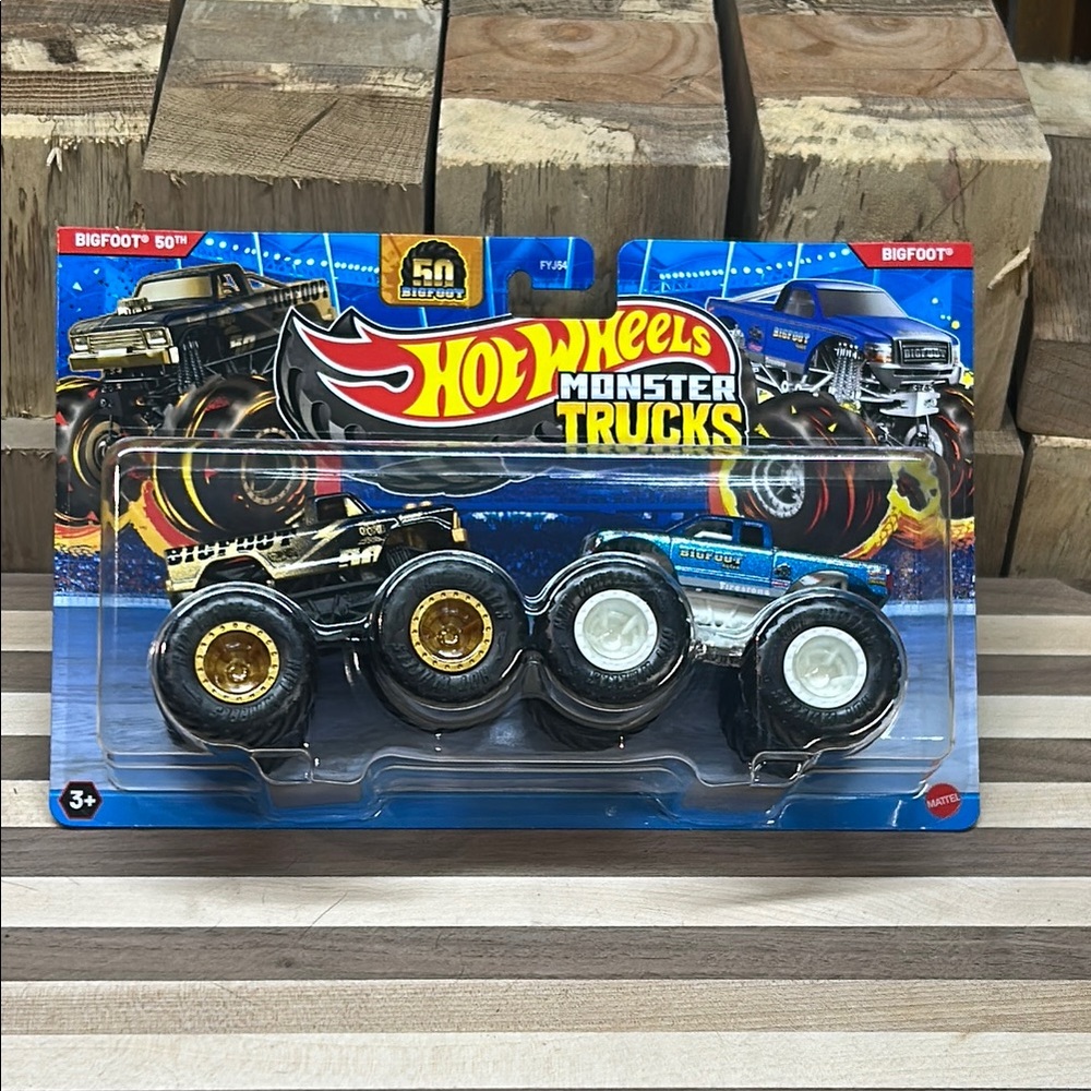 HOT WHEELS MONSTER TRUCKS DEMOLITION DOUBLES BIGFOOT 50 vs BIGFOOT 4x4x4